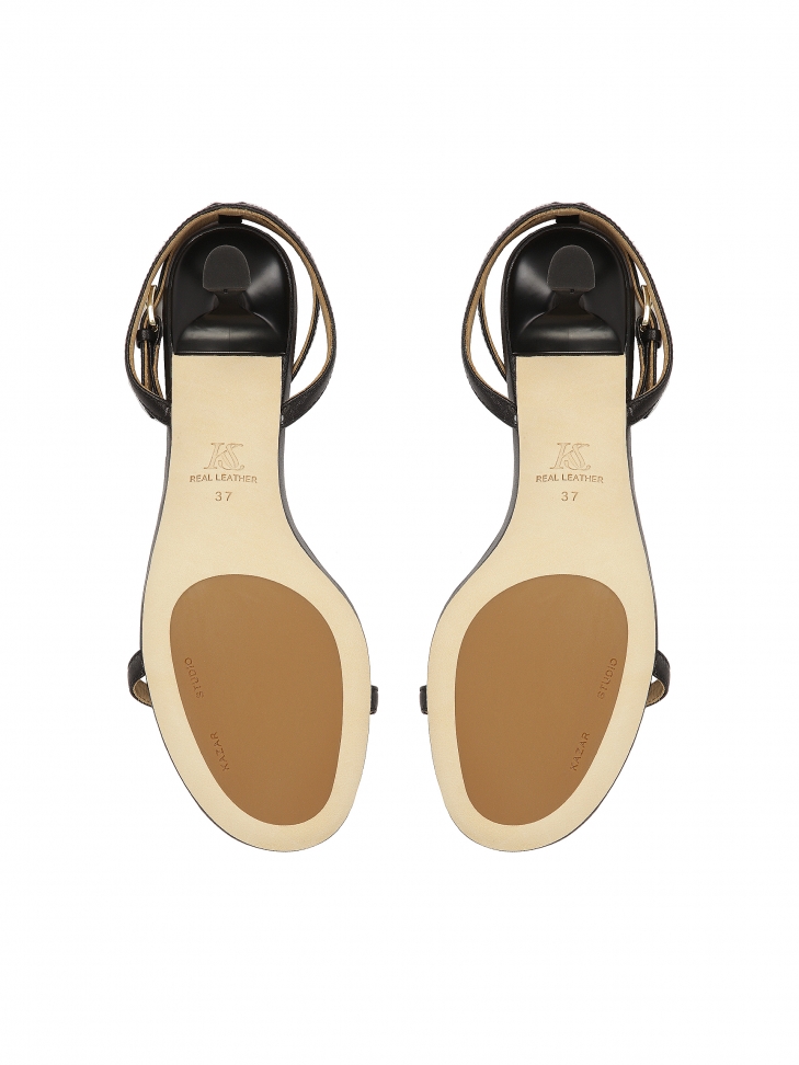 Minimalistyczne czarne sandały na modnym obcasie