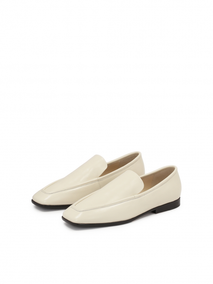 Białe skórzane półbuty z czarną podeszwą