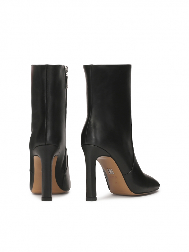 Czarne skórzane botki sięgające do łydki