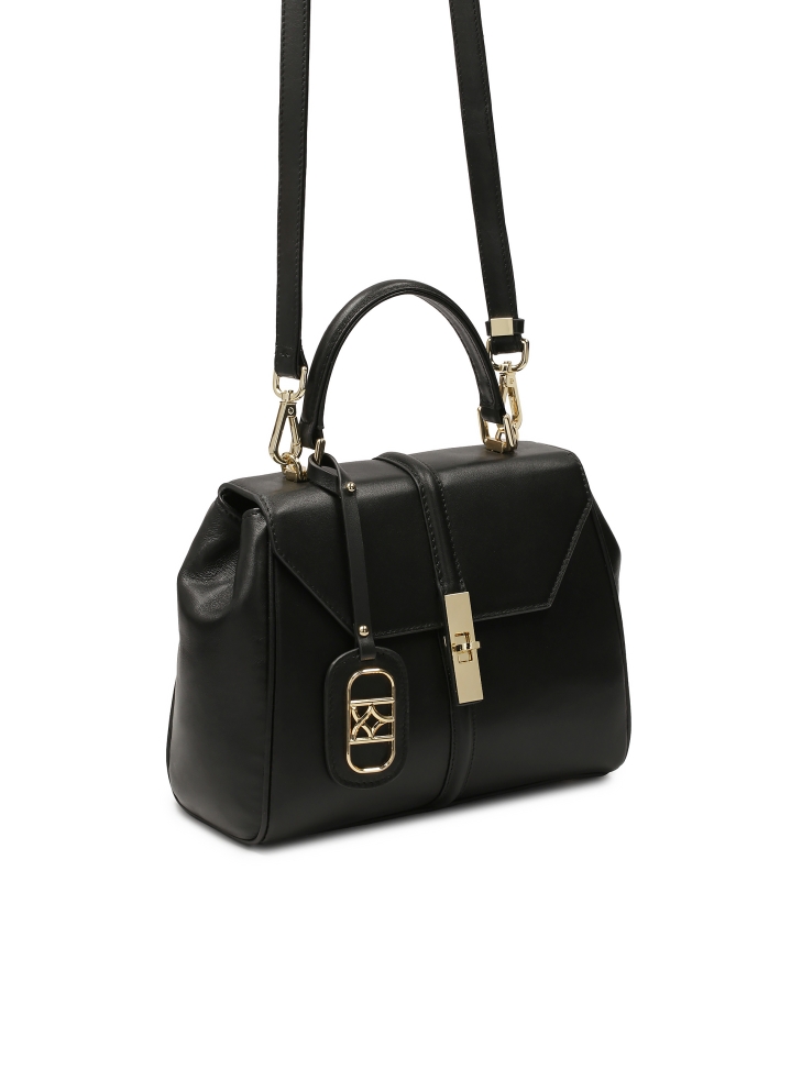 Czarna torebka typu kuferek z rączką