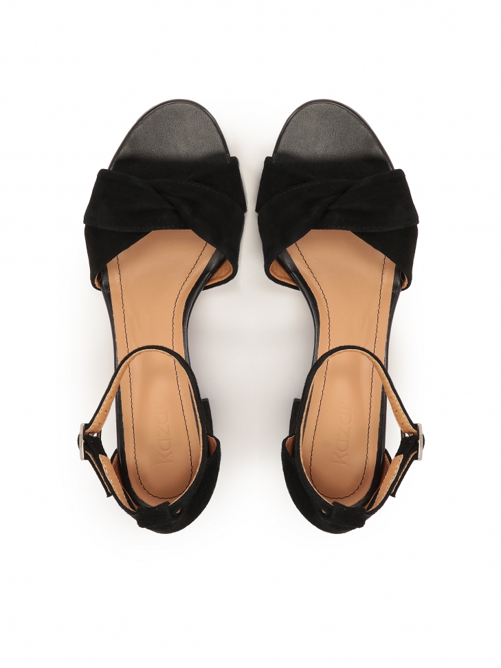Czarne zamszowe sandały z pełną piętą