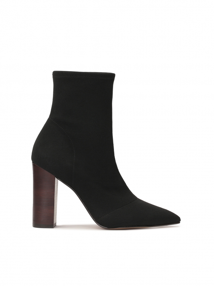 Czarne botki z tkaniny na wysokim obcasie