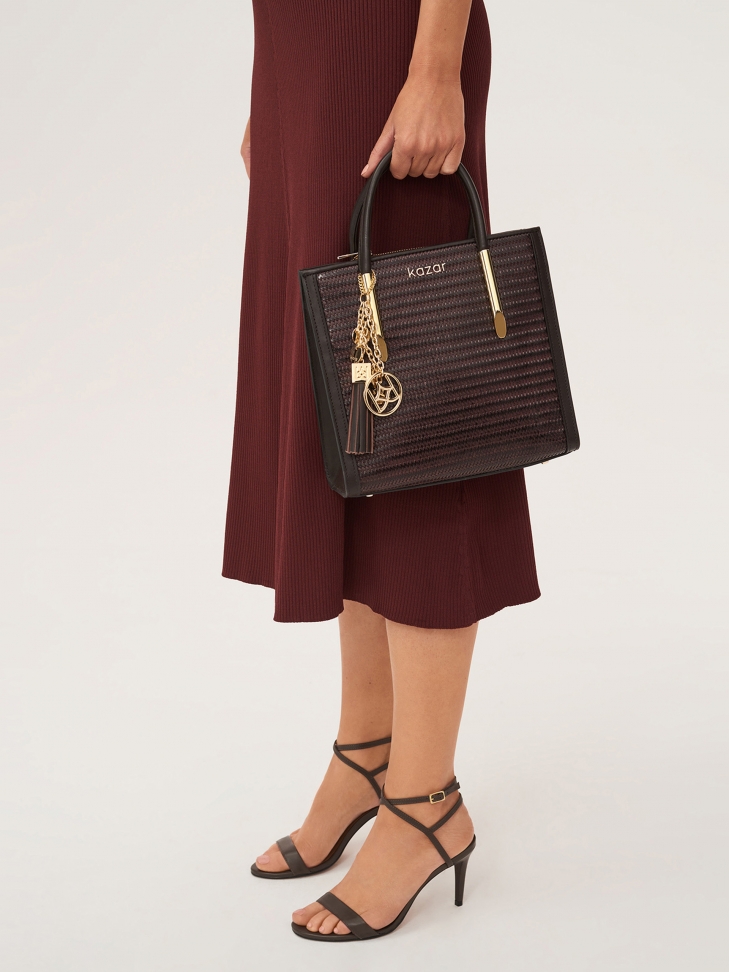 Minimalistyczne brązowe sandały zapinane wokół kostki