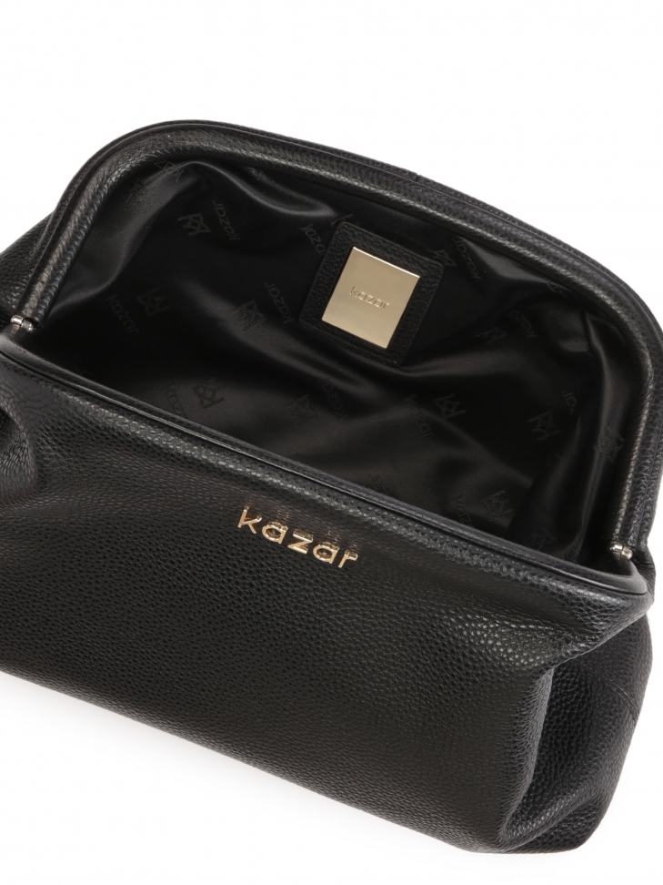 Czarna kopertówka do noszenia w dłoni