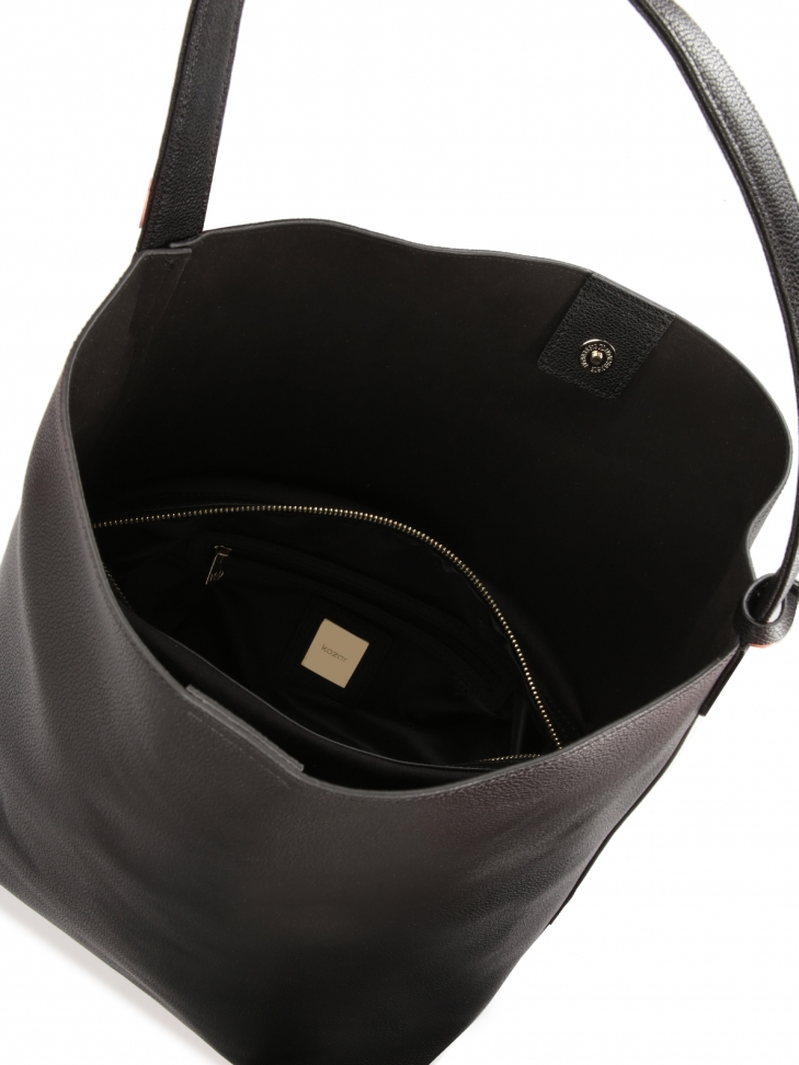 Skórzana torebka na ramię o pojemnym wnętrzu