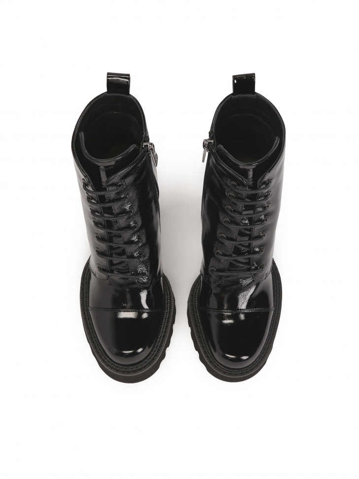 Lakierowane botki na wysokim obcasie i podeszwie track