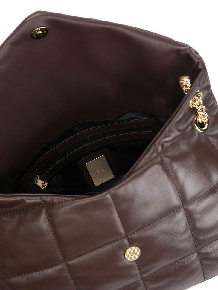 Brązowa torebka w pikowany wzór z łańcuchami