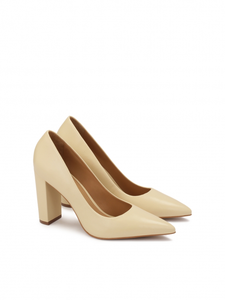 Kremowe czółenka na słupku