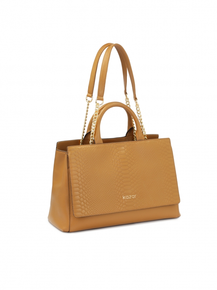 Jasnobrązowy kuferek z tłoczoną klapą