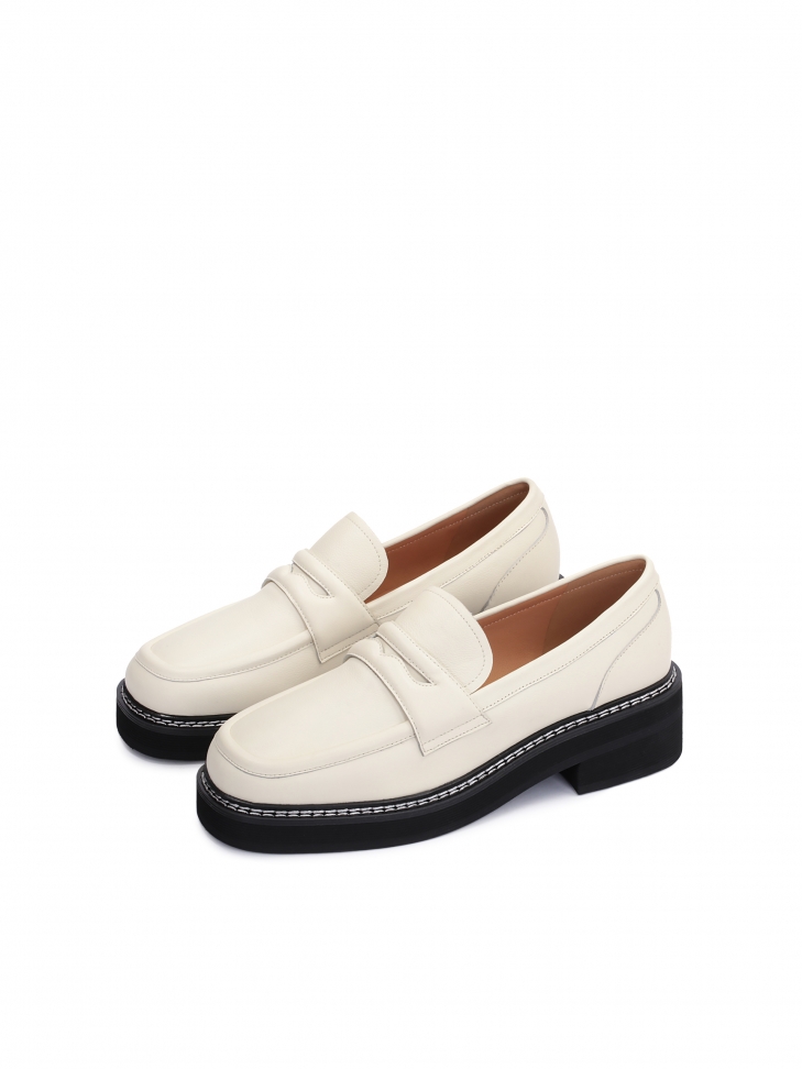 Skórzane loafersy w kolorze amanej bieli