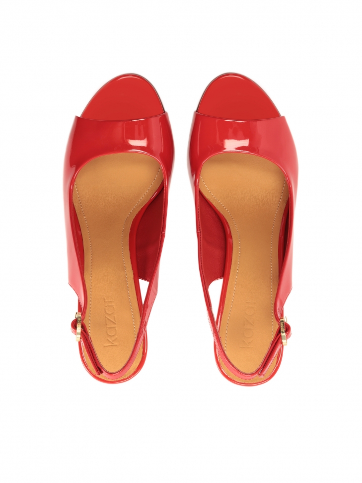 Czerwone lakierowane sandały z paskiem za kostkę