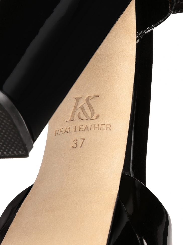 Czarne sandały na platformie z lakierowanej skóry