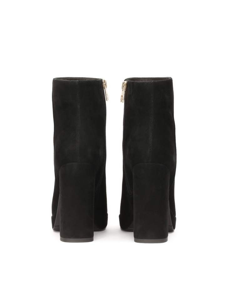 Zamszowe botki z szerokim obcasem i platformą