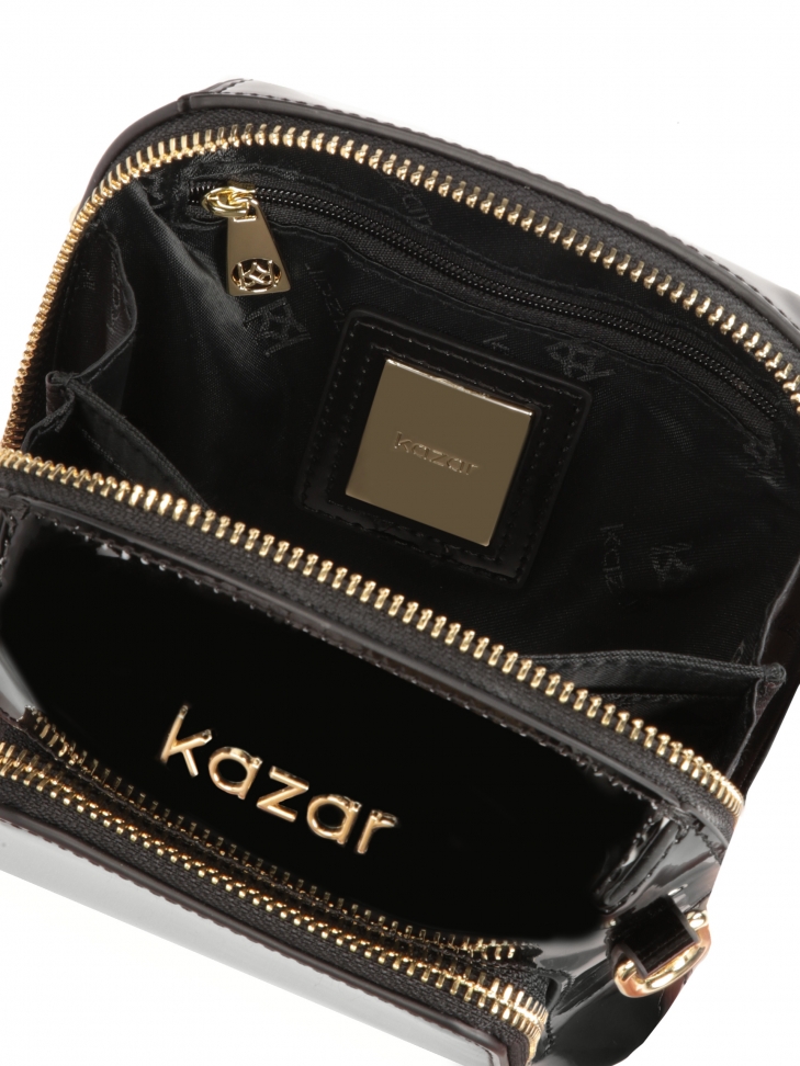 Czarna lakierowana torebka z kieszenią na przodzie