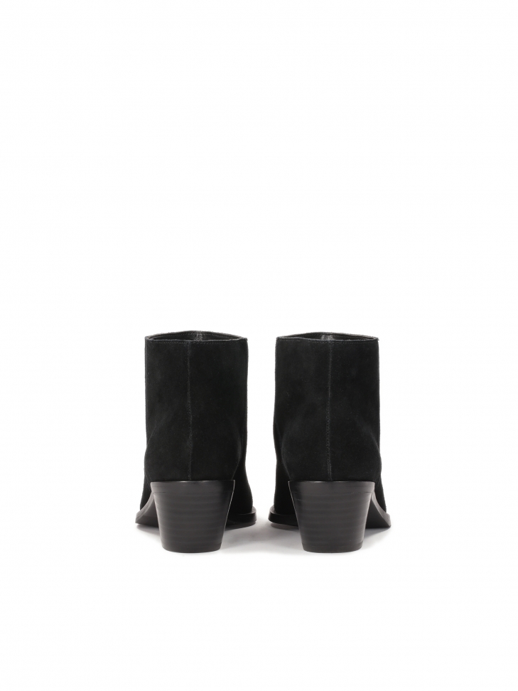 Zamszowe botki z niską szeroką cholewką