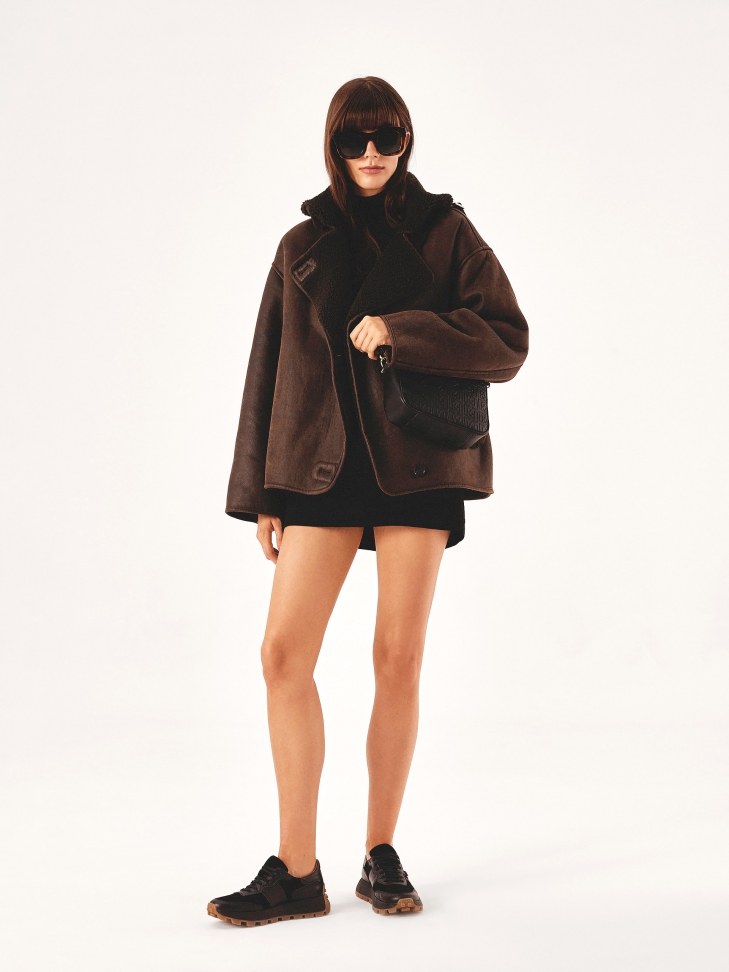 Mała czarna torebka w tłoczony wzór