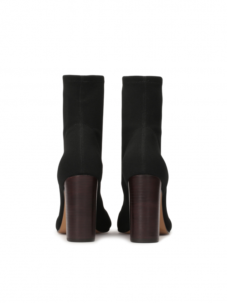 Czarne botki z tkaniny na wysokim obcasie