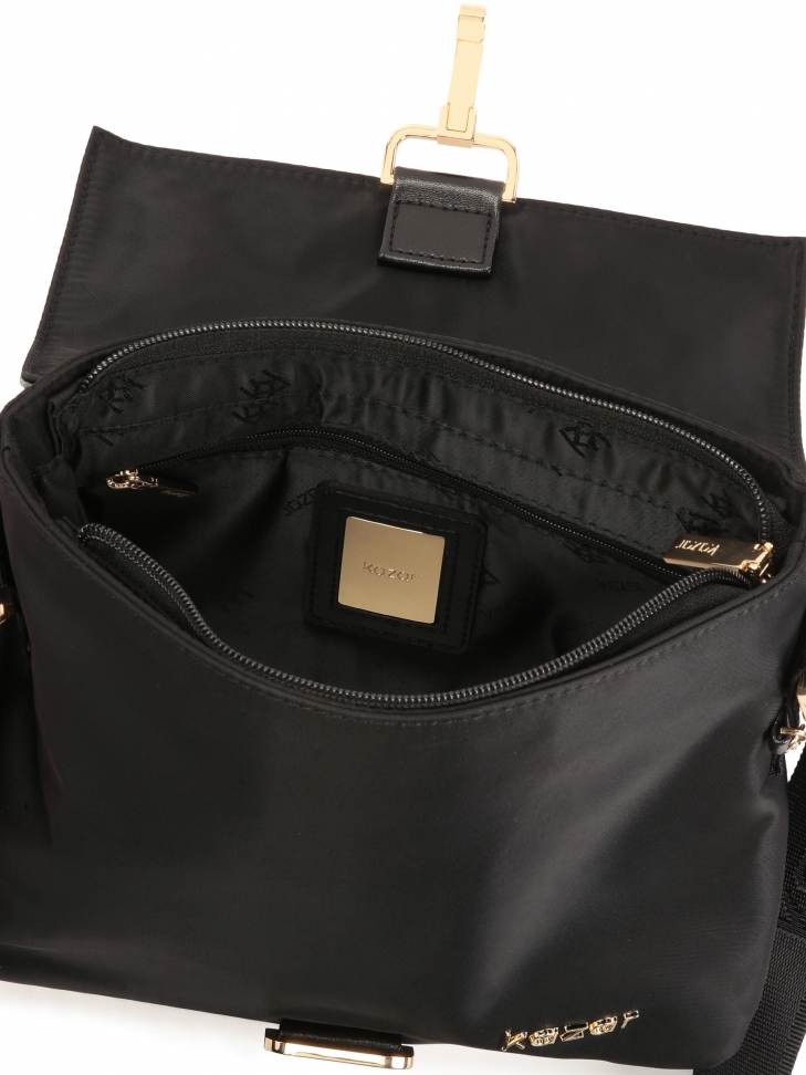 Czarna listonoszka z metalowymi nitami na klapie