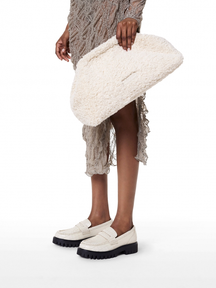 Futrzana kopertówka w jasnym kolorze