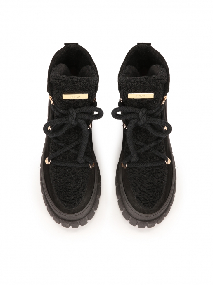 Zamszowe trzewiki z ociepleniem na grubszej podeszwie