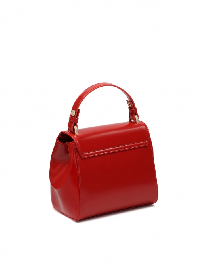 Czerwona torebka kuferek o sztywnej konstrukcji