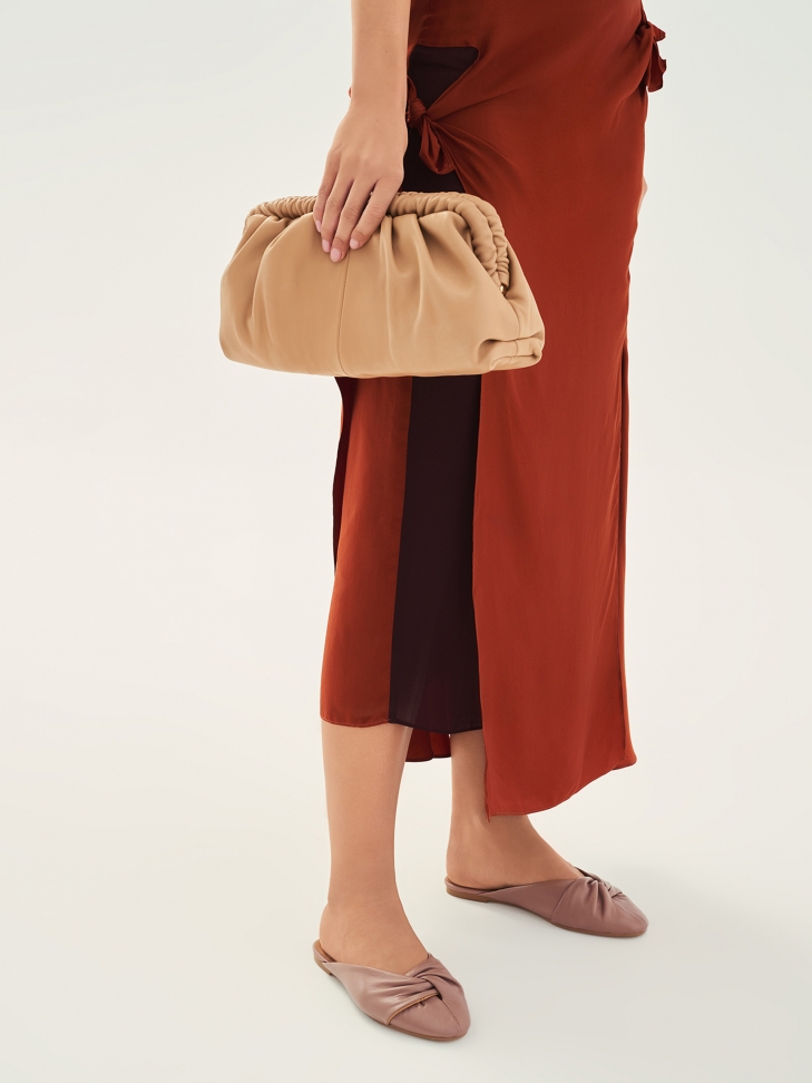 Efektowna skórzana torebka z metalową ramą