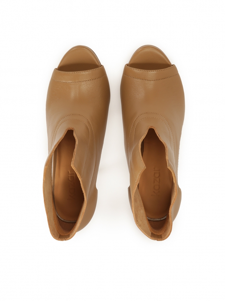 Jasnobrązowe botki peep toe z wycięciem w cholewce