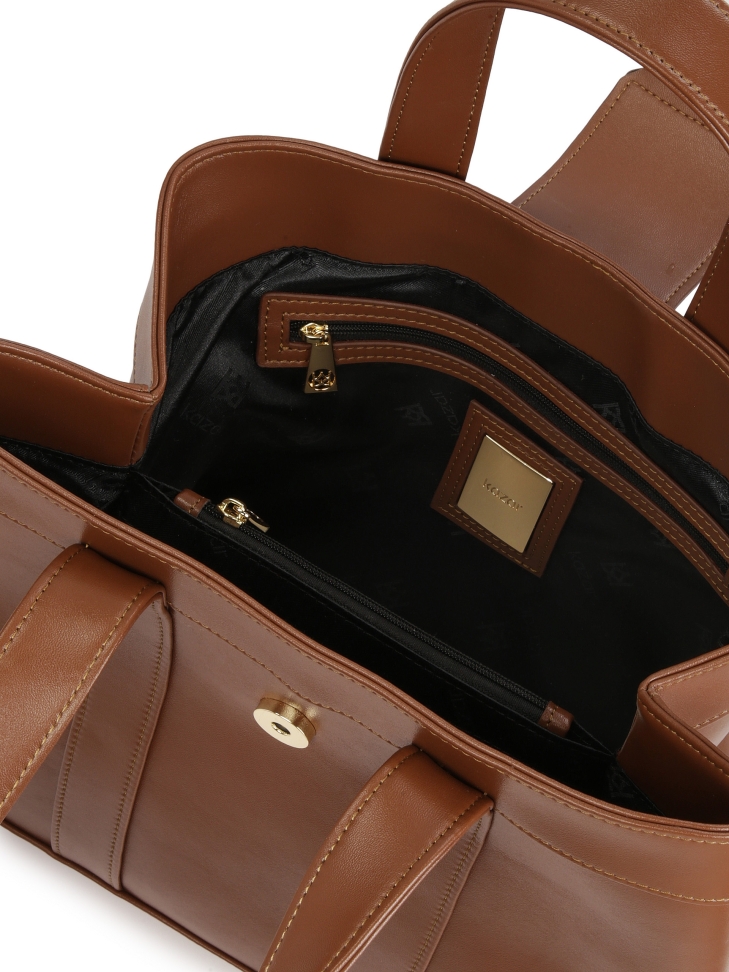 Brązowa torebka z eleganckim zapięciem