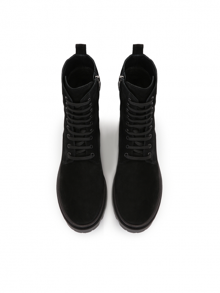 Czarne zamszowe trzewiki damskie z trepową podeszwą