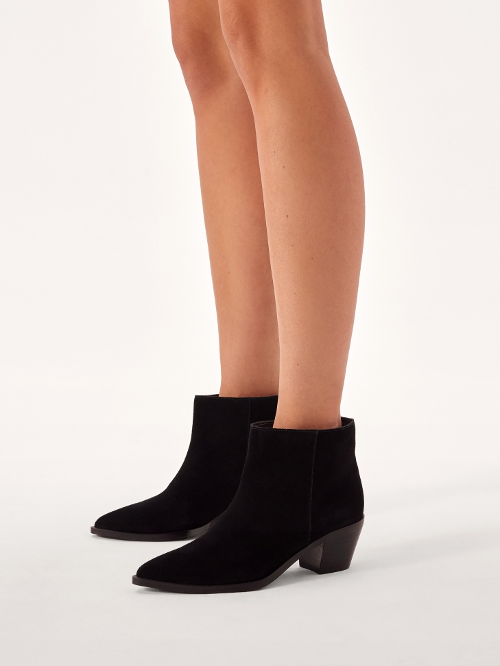 Zamszowe botki z niską szeroką cholewką