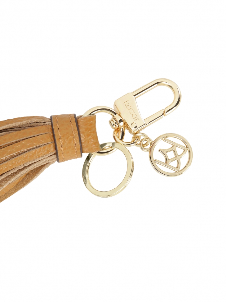 Jasnobrązowy brelok z frędzlami i monogramem KAZAR