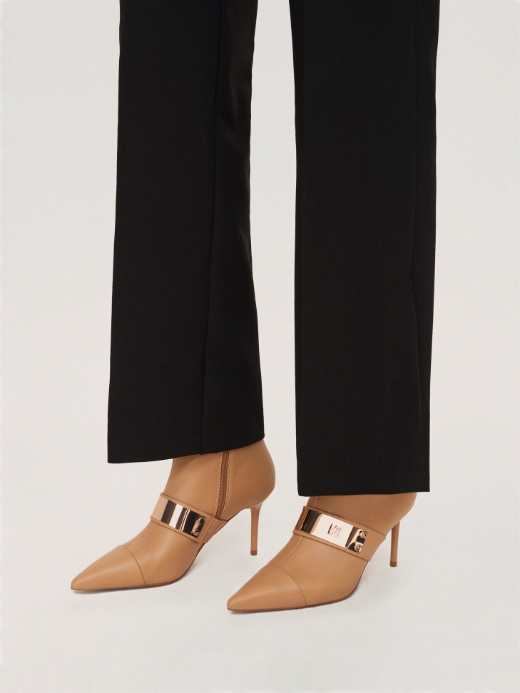 Skórzane botki za kostkę z dużą metalową ozdobą