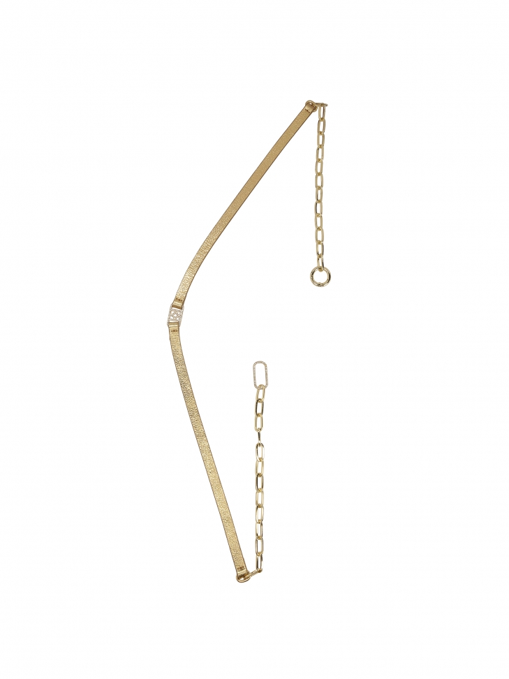 Złoty pasek z łańcuchem i monogramem