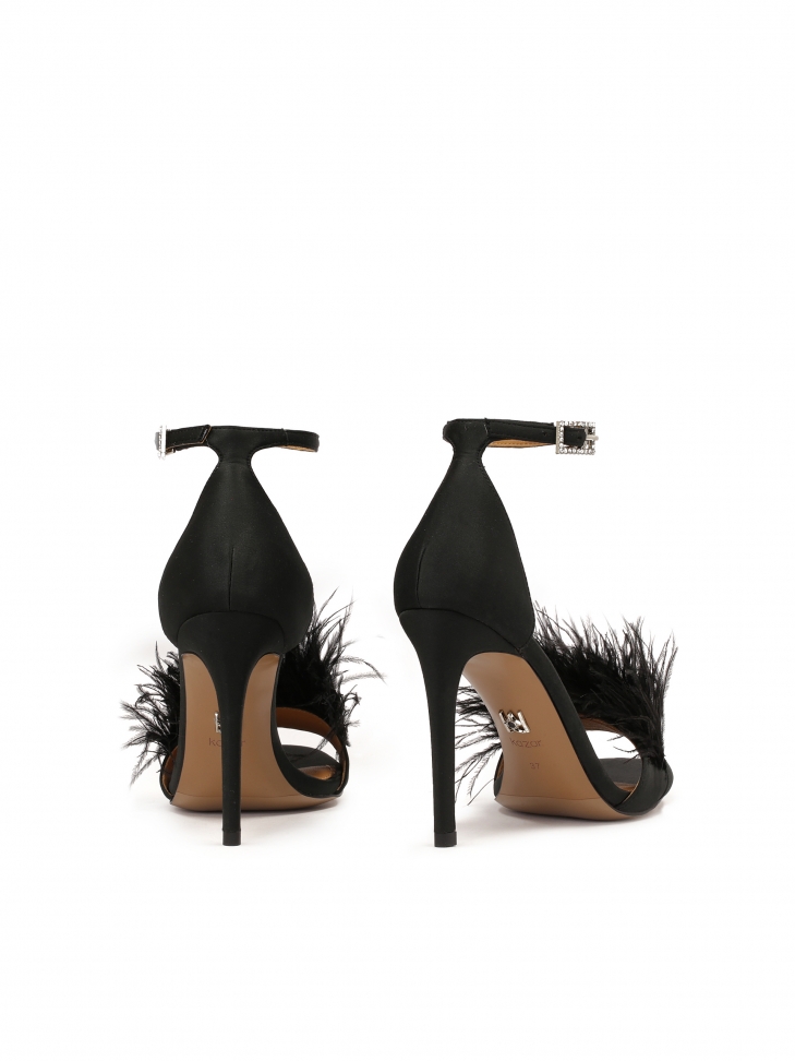 Czarne sandały zdobione piórami