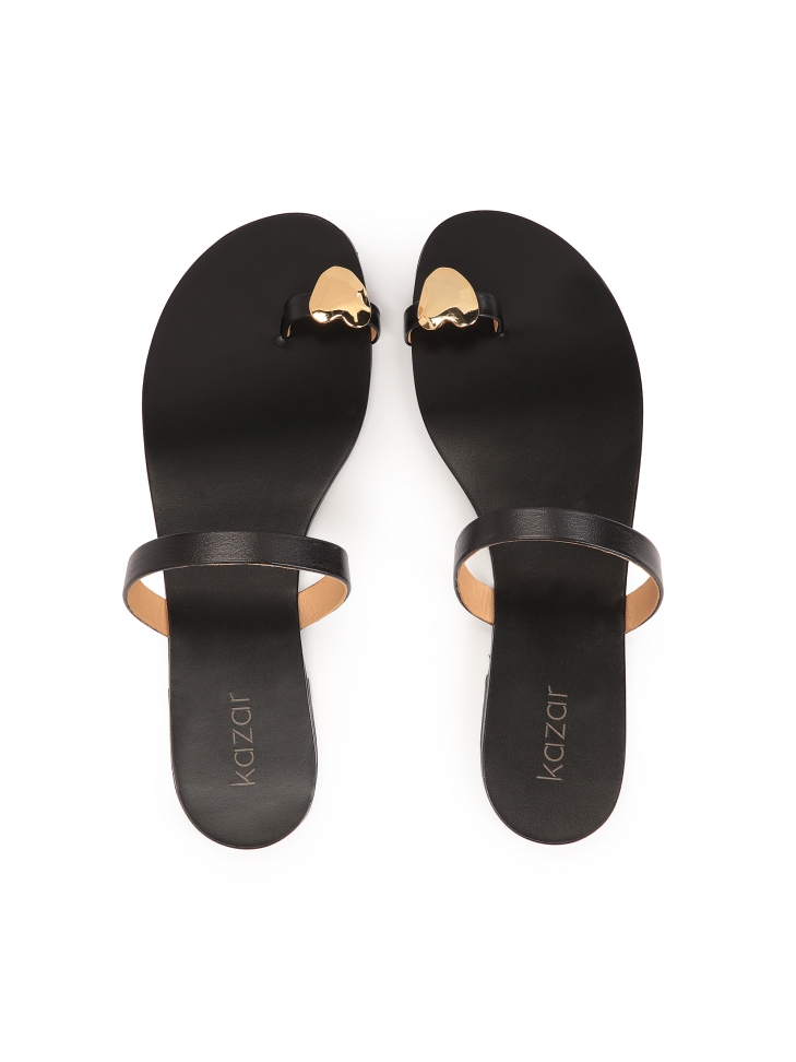 Minimalistyczne czarne klapki na płaskiej podeszwie