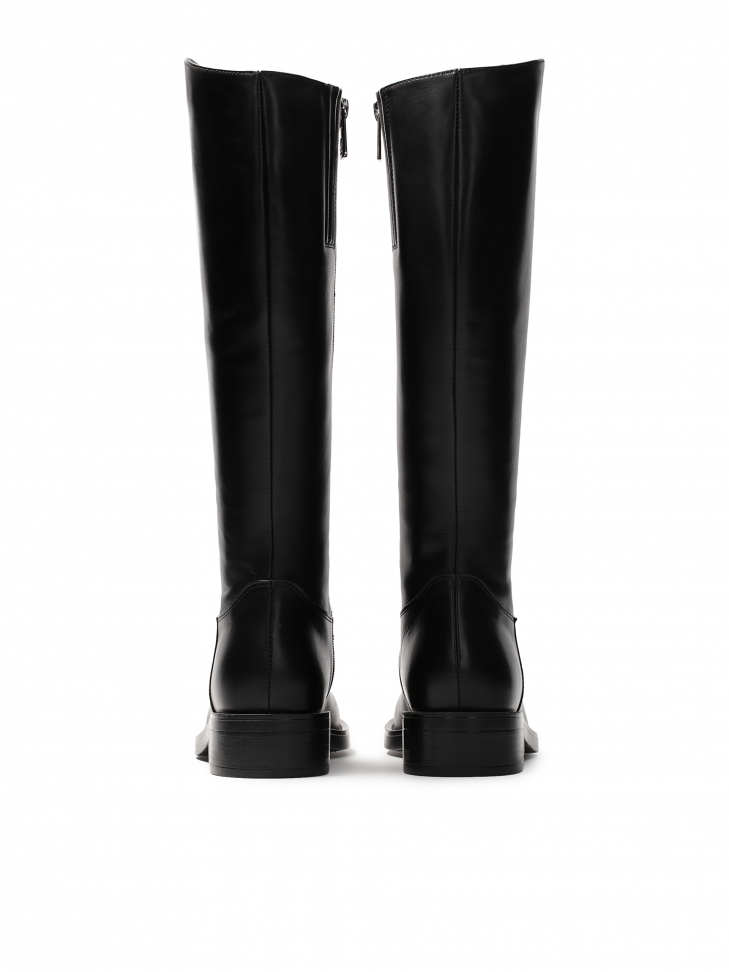 Minimalistyczne skórzane kozaki damskie na płaskim obcasie