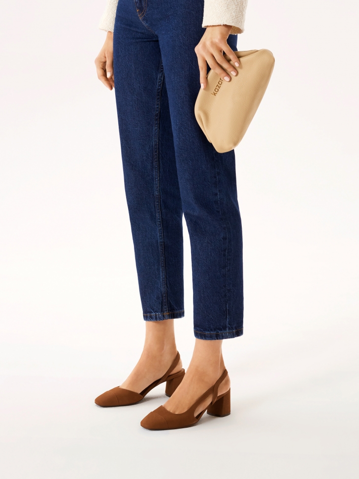 Wycięte czółenka nubukowe na słupku