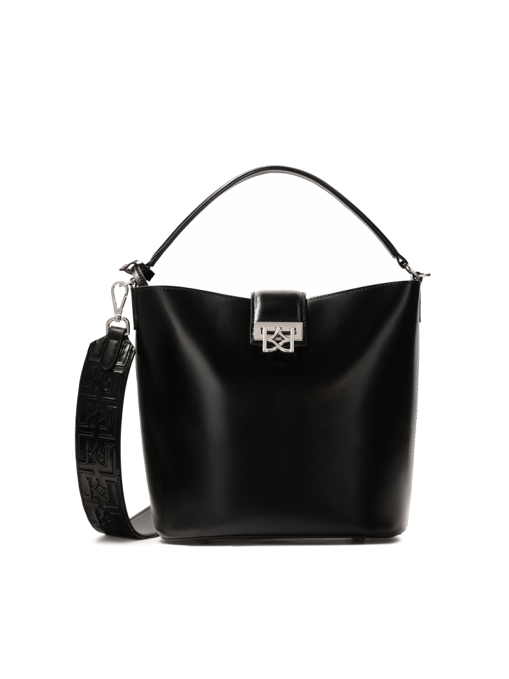 Czarna torebka o sztywnej konstrukcji z saszetką