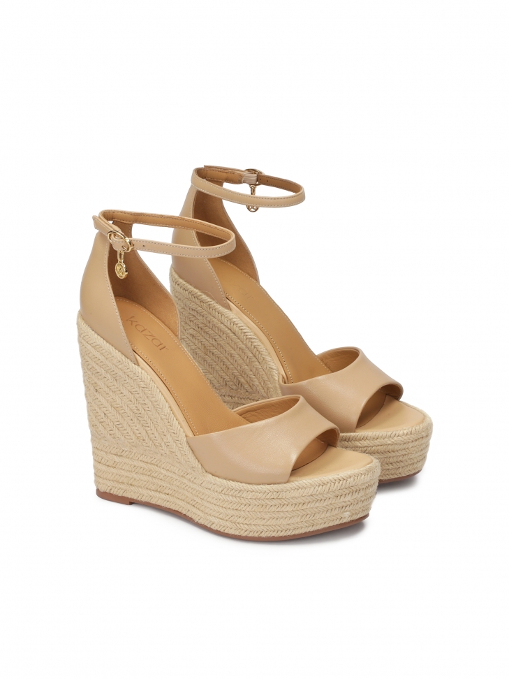 Sandały na wysokim koturnie ze sznurkiem