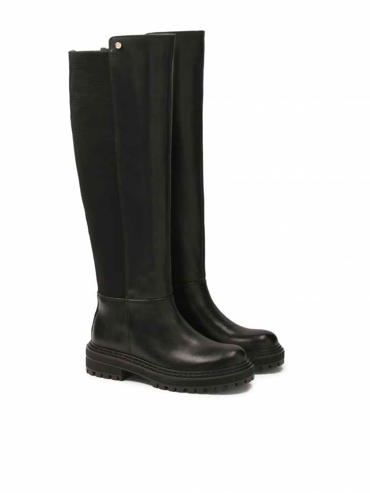 Czarne kozaki z wsuwaną cholewką na trepowej podeszwie