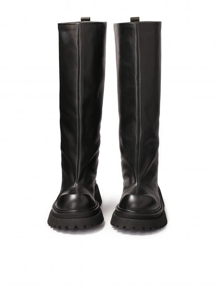 Czarne kozaki na grubej podeszwie z szeroką cholewką