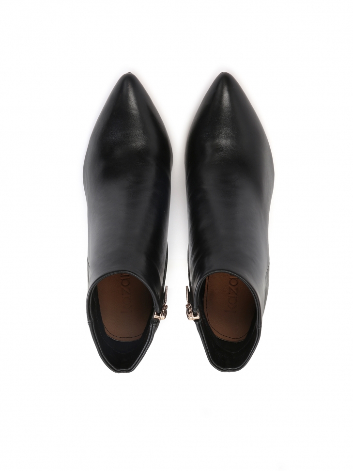 Minimalistyczne czarne botki na smukłym obcasie