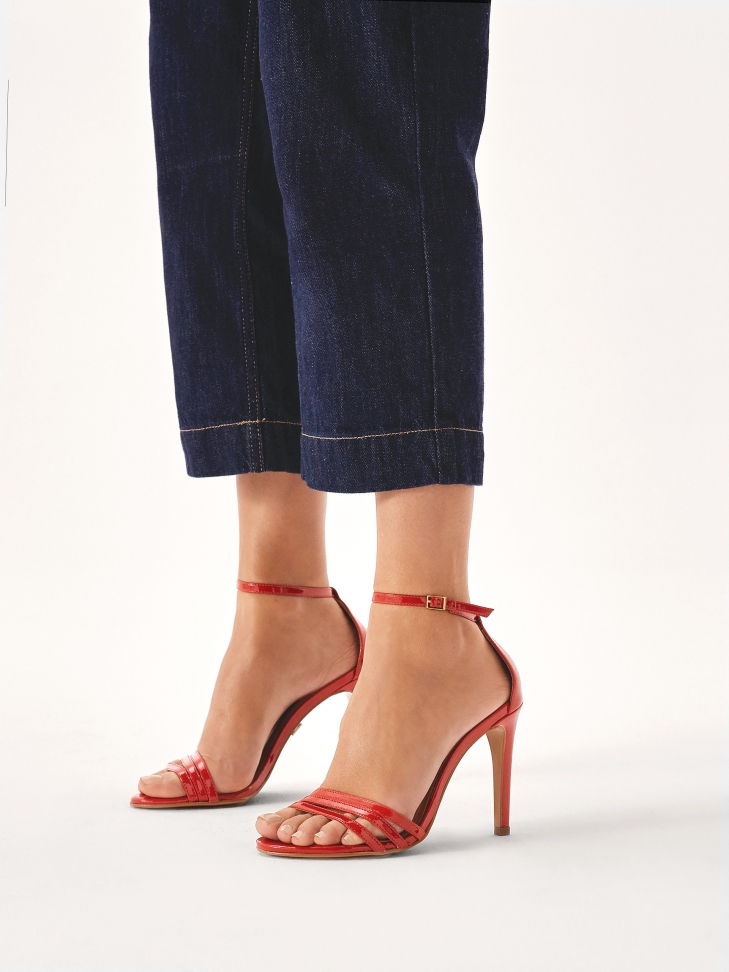 Lakierowane czerwone sandały z paseczkami