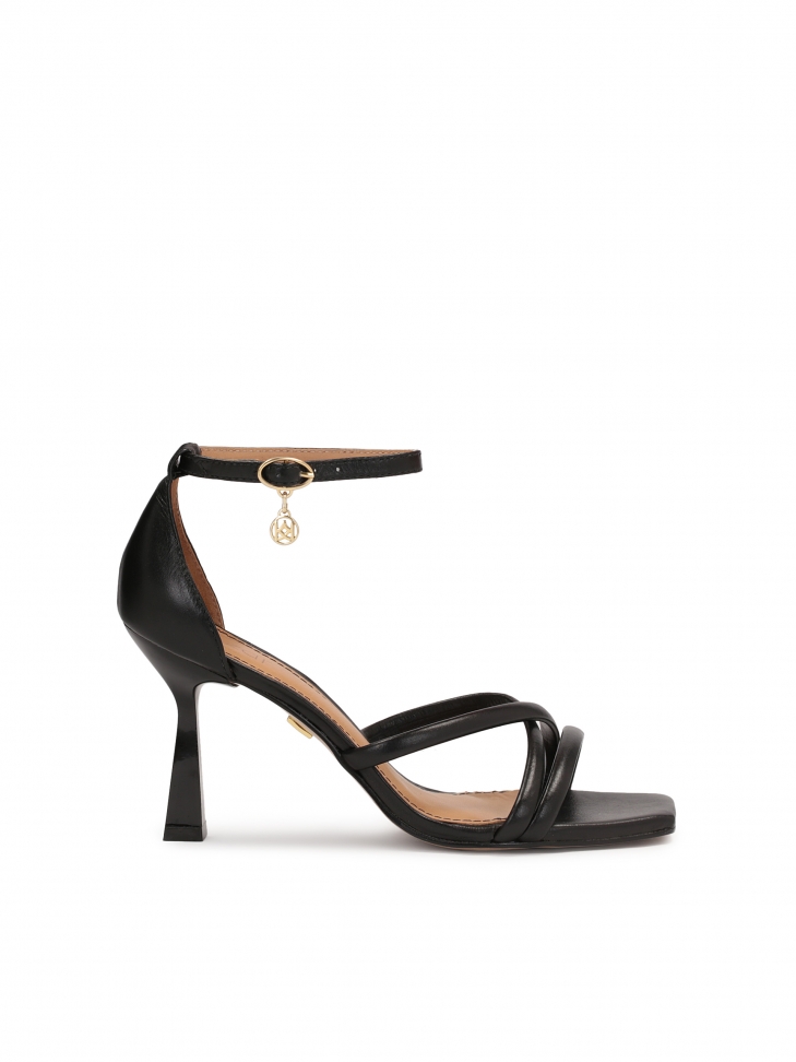 Czarne skórzane sandały z zaytą piętą