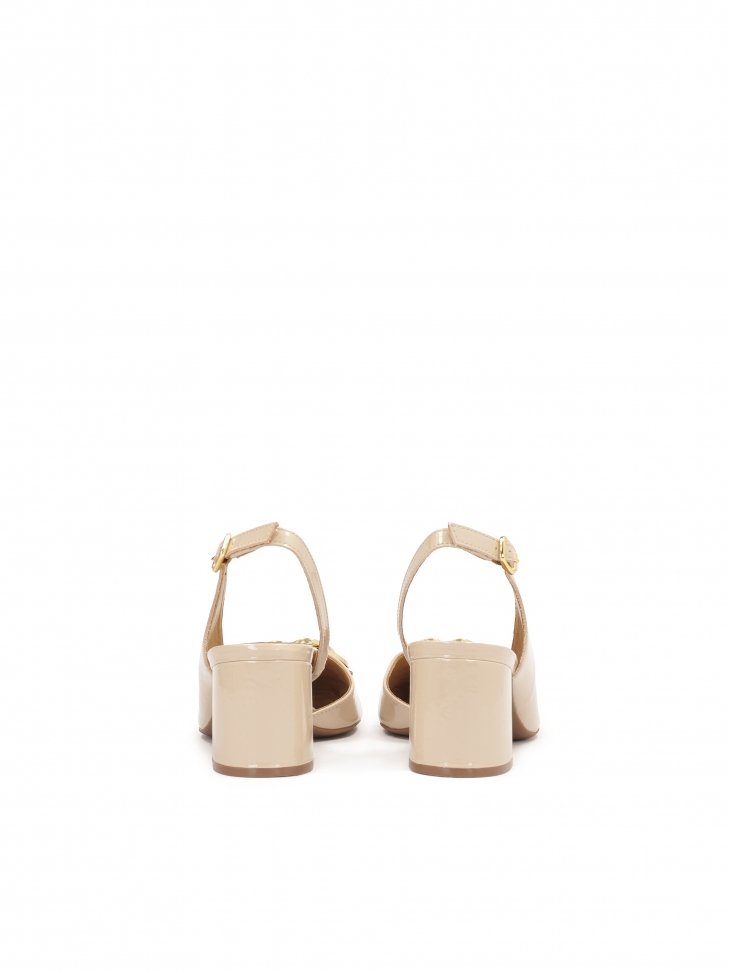 Lakierowane czółenka z otwartą piętą na niskim słupku