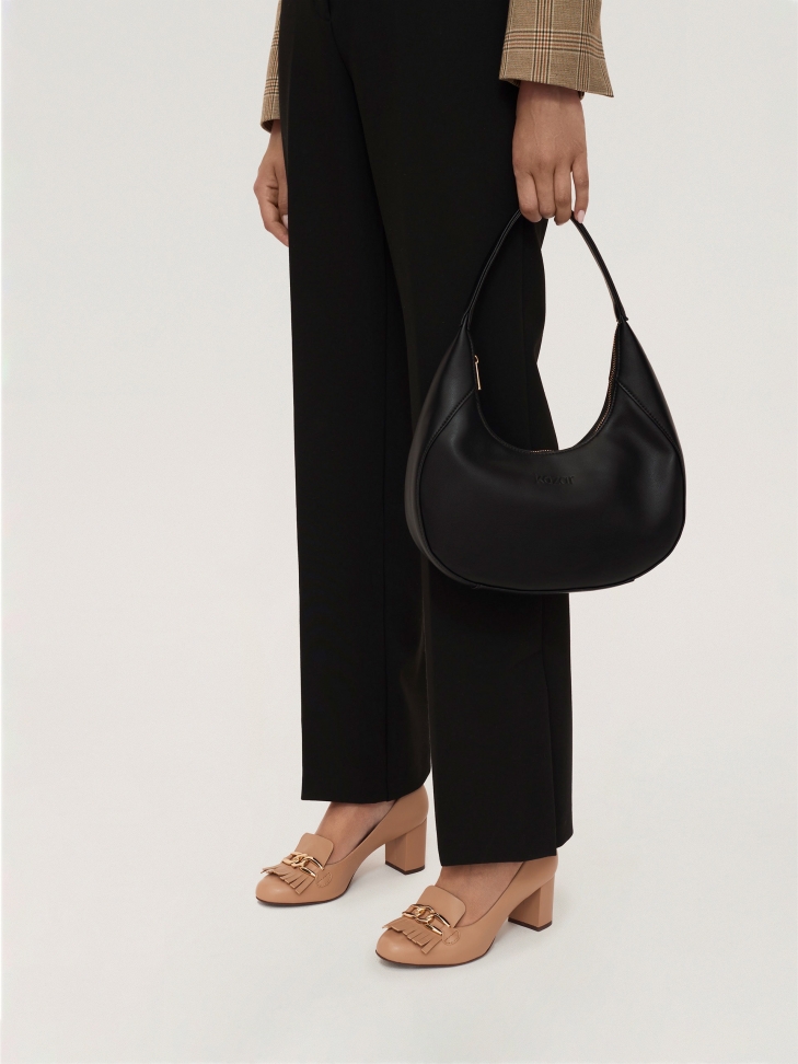 Jasnobrązowe skórzane czółenka z frędzlami i łańcuchem