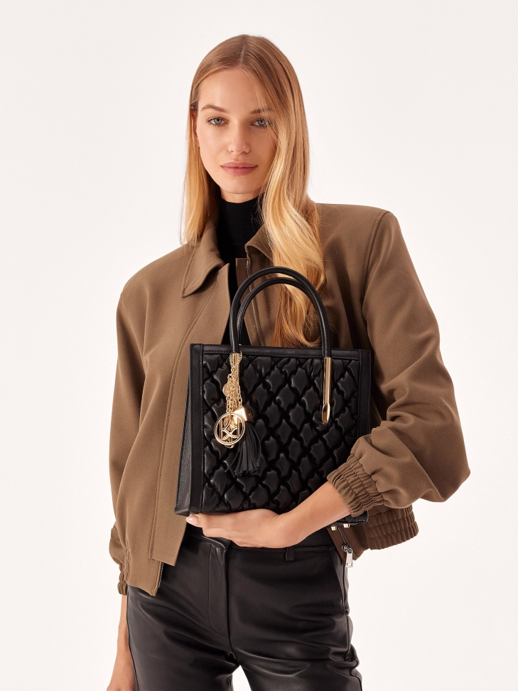 Skórzana torebka w modne pikowanie ze otym brelokiem