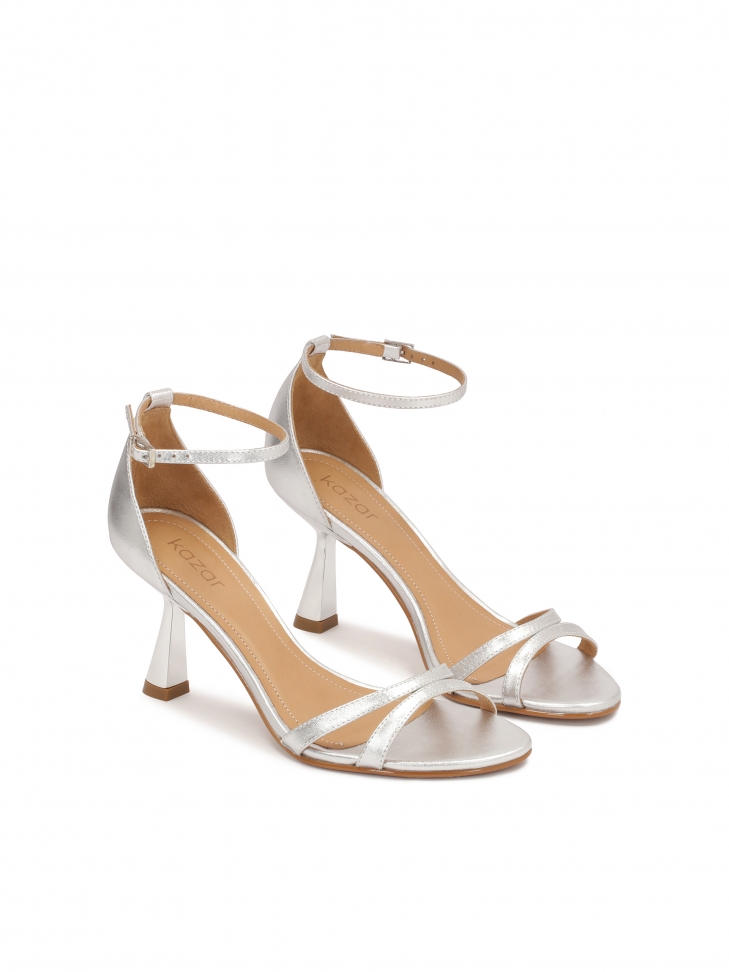 Ponadczasowe srebrne sandały z obcasem kaczuszką