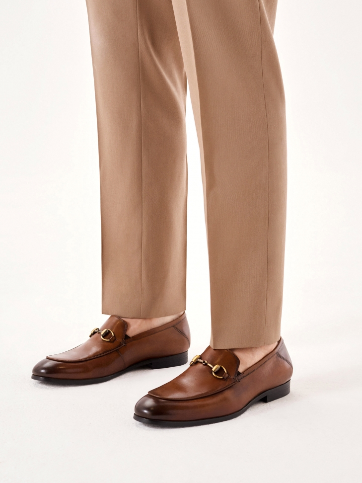 Skórzane loafersy męskie z metalową ozdobą