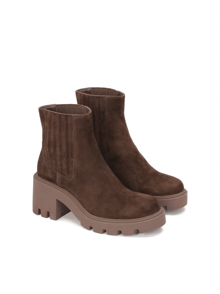 Brązowe botki na klocku z zamszowe skóry